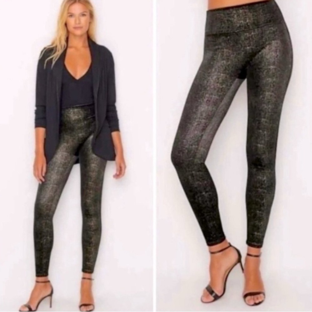 NWOT Spanx Leggings Velvet Shine Leggings
Black/Gold Large